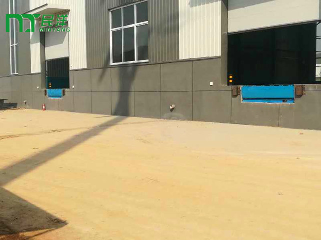 72西安中鐵快運(yùn)液壓登車橋.jpg
